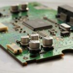 Zbliżenie na płytkę elektroniczną z elementami układu.