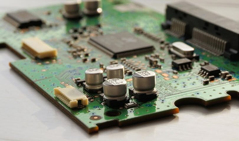 Zbliżenie na płytkę elektroniczną z elementami układu.