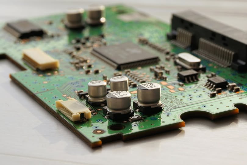 Zbliżenie na płytkę elektroniczną z elementami układu.