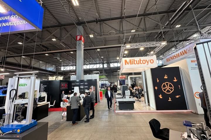 Stoisko wystawowe podczas targów technologicznych.