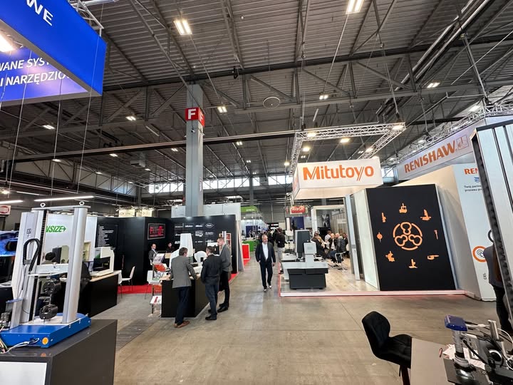 Stoisko wystawowe podczas targów technologicznych.