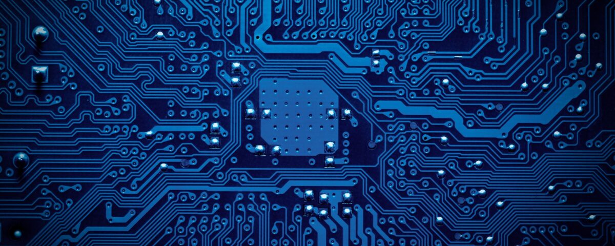 Grafika przedstawiająca układ elektroniczny i mikrochip.