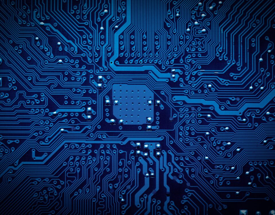 Grafika przedstawiająca układ elektroniczny i mikrochip.
