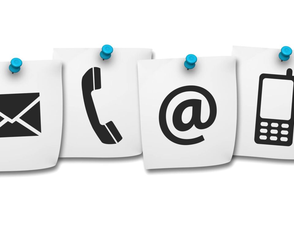 Ikony telefonu i e-mail symbolizujące kontakt.