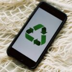 Telefon ze zdjęciem symbolizującym zrównoważony rozwój