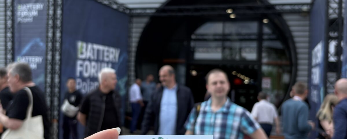 Wejście na targi z uczestnikami i logo SmartLoop.